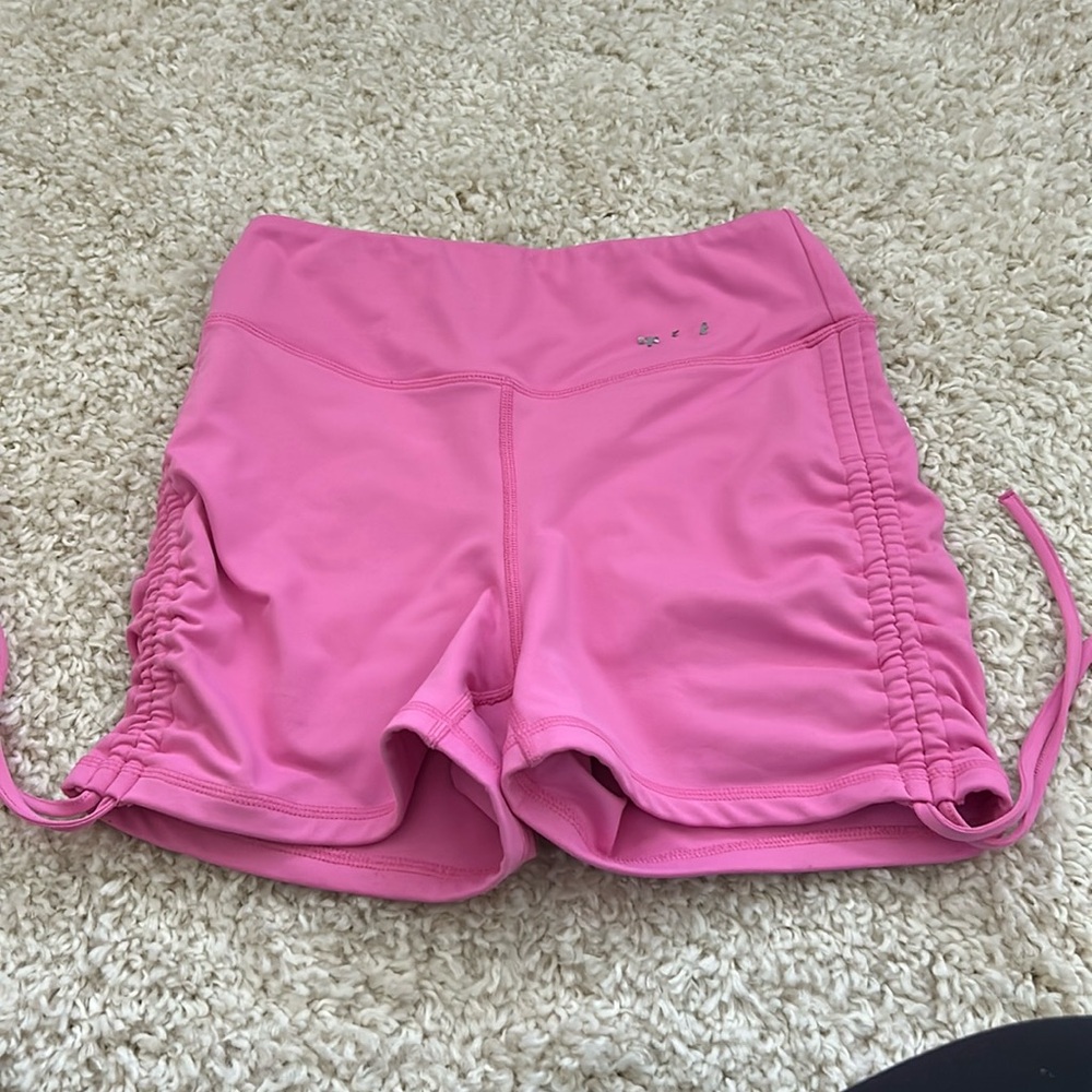 Highwaisted Bo-Tee workout shorts